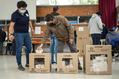 Dos personas votan en un centro electoral en Bogotá Colombia, el 13 de marzo de 2022.