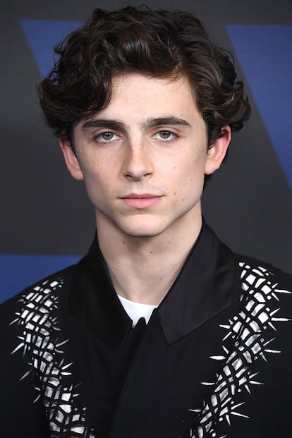 El gran culpable de la tendencia es Timothée Chalamet. El protagonista de Call me by your name ha recortado unos centímetros su melenita dando paso a un peinado más corto y un tanto desaliñado y ondulado. El furor por su look es tal que incluso inspira los cortes de pelo femeninos. Olvídense del 'Rachel'. Hola, corte 'Chalamet'.