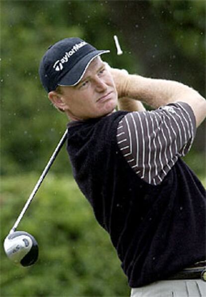 Ernie Els, en un lanzamiento largo.