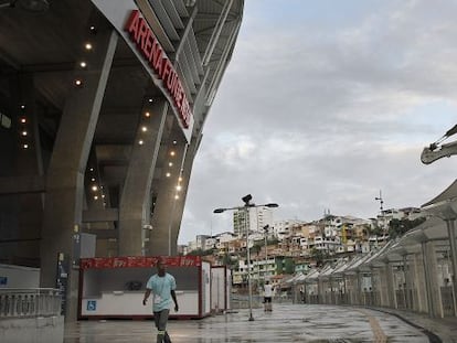 El estadio, con las favelas al fondo.