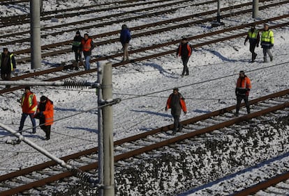 Os membros do serviço de resgate trabalham na zona do acidente.