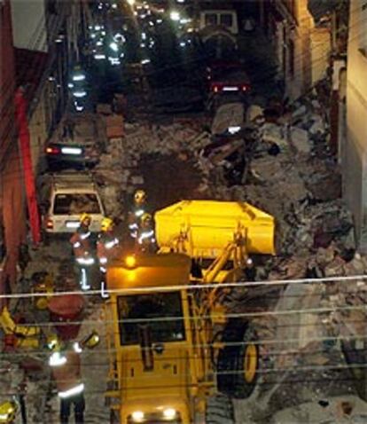 Trabajos de desescombro tras el derrumbe del edificio.