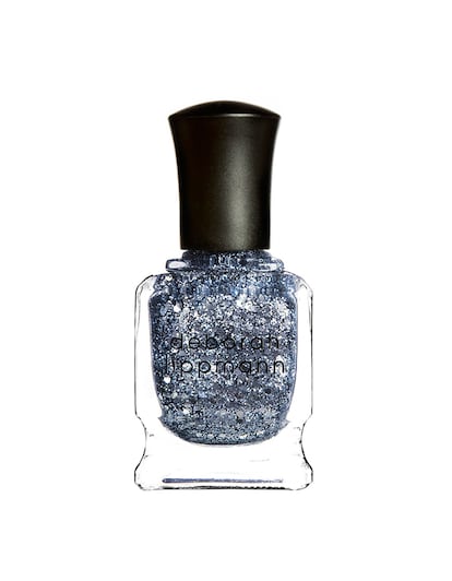 Este esmalte de la firma Deborah Lippmann es perfecto para una noche de fiesta gracias a su acabado (15 euros aprox). El resultado es una manicura de estrellas.