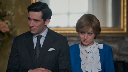 Josh O'Connor e Emma Corrin como o Príncipe Charles e a Lady Di na quarta temporada de 'The Crown'.