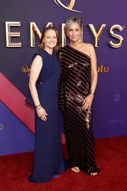 Jodie Foster, ganadora del Emmy por su papel de policía en 'True detective: noche porlar'. Vestida de Louis Vuitton, acudió acompañada de su mujer Alexandra Hedison, actriz y fotógrafa. A ella le dedicó el premio desde el escenario. "Para Alex, el amor de mi vida". 