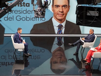 El presidente del Gobierno, Pedro Sánchez, durante la entrevista que ha concedido este lunes a TVE, horas después de desvelar que se mantenía al frente del Ejecutivo.