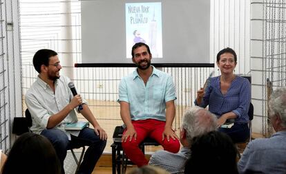 Desde la izquierda, el periodista de EL PAÍS Tom C. Avendaño, Mateo Sancho y la también periodista María Guerra, durante la presentación de 'Nueva York de un plumazo', la semana pasada en Madrid.