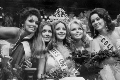 Amparo Muñoz posa  con la corona de Miss Universo, junto a las cuatro finalistas, en Manila (Filipinas),  el 22 de julio de 1974.
