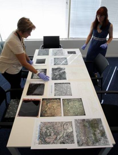 Dos trabajadoras en el Archivo Histórico Aéreo del Ayuntamiento.