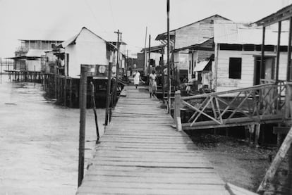 Un poblado de trabajadores de las empresas petroleras sobre el lago, circa 1940.