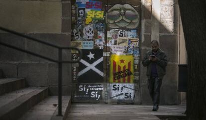 Pintadas y carteles en favor de la independencia de Cataluña.