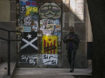 Pintadas y carteles en favor de la independencia de Cataluña.