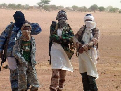 Integrantes del grupo integrista Ansar Dine en el aeropuerto de Gao, Malí.