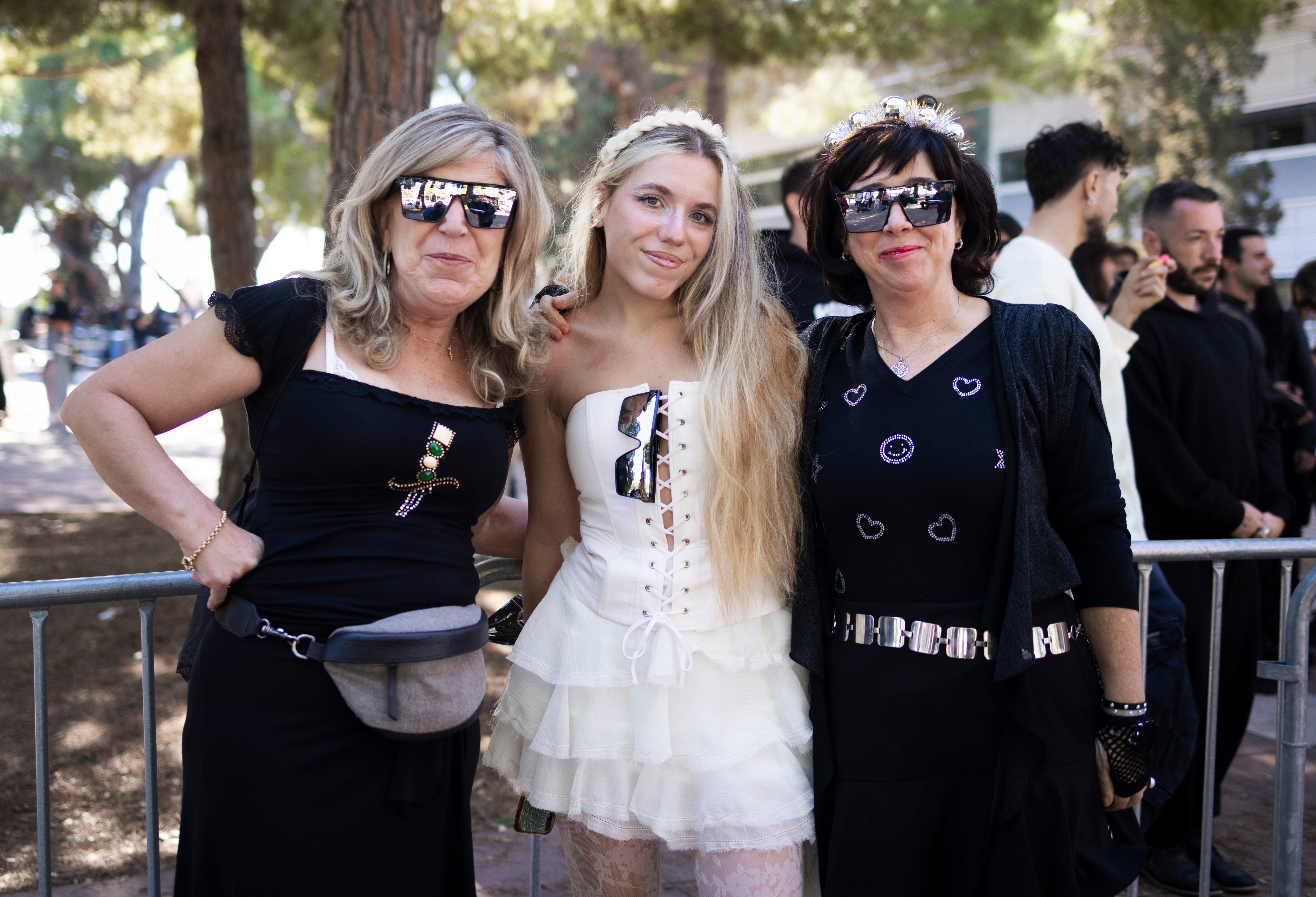 Cristina Almendáriz y Cristina Serrano junto a Ana.