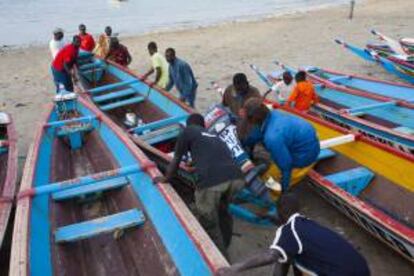 En la imagen, un grupo de pescadores ubicando una barca después de una jornada de trabajo en la villa de Ngor en Dakar (Senegal). EFE/Archivo