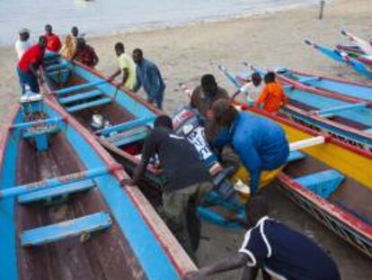 En la imagen, un grupo de pescadores ubicando una barca después de una jornada de trabajo en la villa de Ngor en Dakar (Senegal). EFE/Archivo