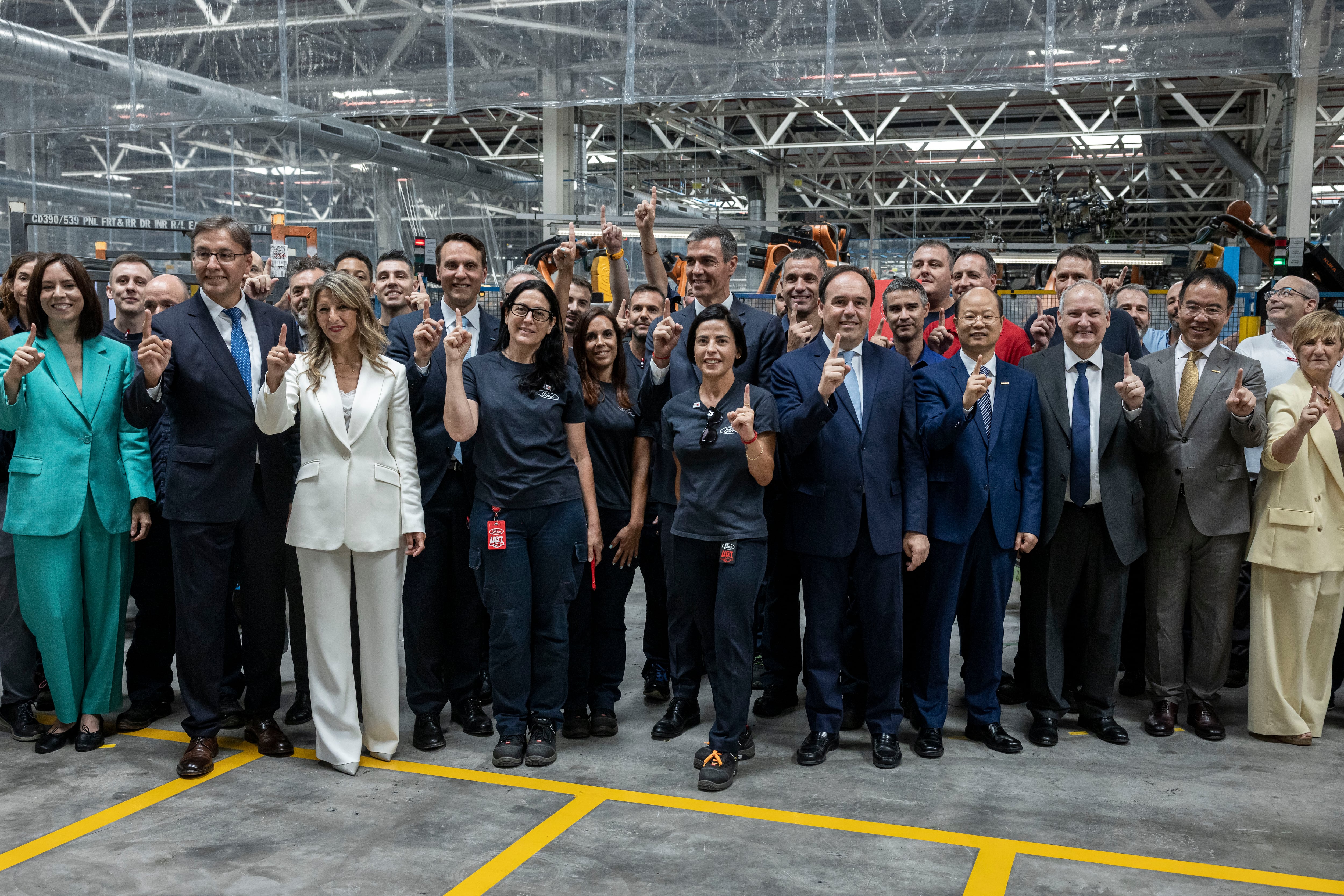 La comitiva política los trabajadores de Ford, en la planta de Almussafes.