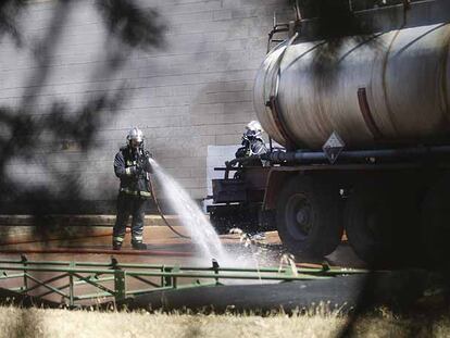 Un bombero trata de mitigar los efectos de la reacción química en la depuradora de Tres Cantos.