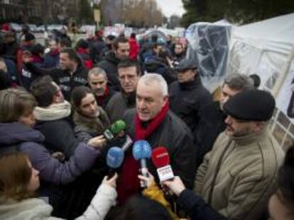 El coordinador federal de Izquierda Unida, Cayo Lara (c), realiza declaraciones a los medios de comunicación durante la visita que ha realizado, esta tarde en Alcalá de Henares, a los trabajadores de la empresa Roca que permanecen acampados frente a la factoría desde el mes pasado.