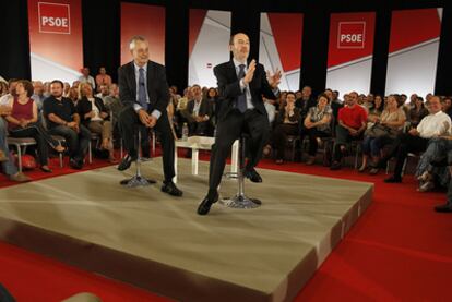 Alfredo Pérez Rubalcaba yJosé Anotnio Griñán, ayer, en un momento del debate con los militantes del PSOE de Andalucía.
