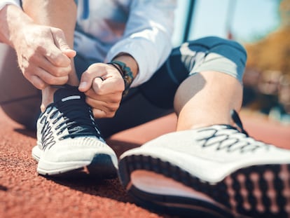 Artículo de EL PAÍS Escaparate que describe las ventajas de las zapatillas de running con placa de carbono