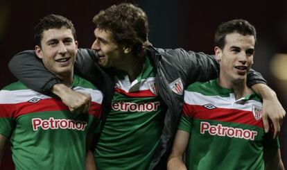 Athletic Bilbao&#039;s Fernando Llorente, center, walks from the Old Trafford pitch with teammates.