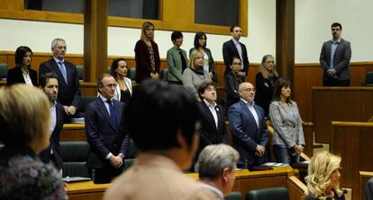 Los grupos popular socialista y de EH Bildu durante el homenaje.