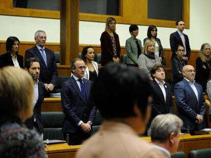 Los grupos popular socialista y de EH Bildu durante el homenaje.