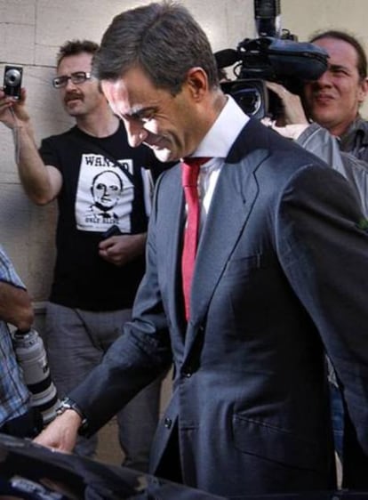 Costa, a la salida de la reunión con Camps y el resto del grupo del PP valenciano en el que se ha comunicado su destitución.