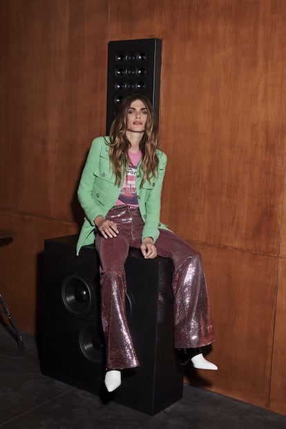 Camiseta
rosa de Paco
Rabbane, pantalón
con pailletes burdeos
de Valentino, y
chaqueta verde lima
y botines blancos,
ambos de Chanel.
El delineador de
cejas Couture Brow
Slime, de Yves Saint
Laurent Beauty,
aporta densidad.