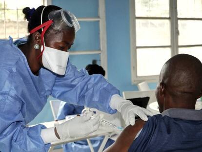 Una trabajadora sanitaria vacuna a un hombre contra el ébola en mayo en Mbandaka.