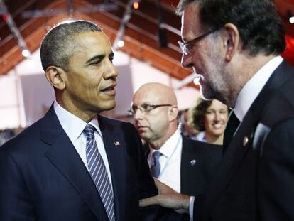 El presidente del Gobierno español, Mariano Rajoy (d), charla con su homólogo estadounidense, Barack Obama, durante la sesión inaugural de la cumbre del Clima (COP21) que se celebra en Le Bourget, cerca de París (Francia), hoy, 30 de noviembre de 2015. 