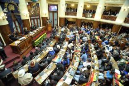 Fotografía cedida por la Agencia Boliviana de Información (ABI) que muestra al presidente boliviano, Evo Morales (d, en el estrado), durante la ceremonia de informe anual de gestión ante el Legislativo este miércoles 22 de enero de 2014, en La Paz (Bolivia).