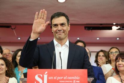 Pedro Sánchez comparece en la noche electoral.