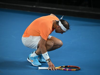 Nadal se duele durante el partido contra McDonald en la Rod Laver Arena de Melbourne.