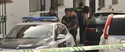 Agentes de la Guardia Civil en Arcos de la Frontera (Cádiz) donde el 1 de junio un hombre mató a su bebé y le dio una paliza a su madre embarazada.