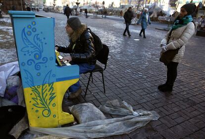 Un hombre toca el piano en el campamento antigubernamental en Kiev (Ucrania).