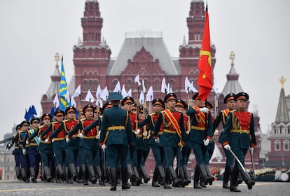 Rusia conmemora este 9 de mayo el 74 aniversario de la victoria de la Unión Soviética contra los nazis. Y lo ha hecho con un gran desfile militar en el que ha exhibido todo su poderío. Esta fecha se conoce en Rusia como el Día de la Victoria, y la Segunda Guerra Mundial como la Gran Guerra Patria. En la imagen, los guardias de honor rusos marchan a través de la Plaza Roja durante el desfile militar del Día de la Victoria en el centro de Moscú el 9 de mayo de 2019.