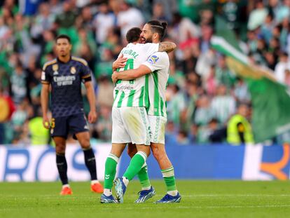 Ruibal e Isco se abrazan después del gol del primero al Real Madrid.