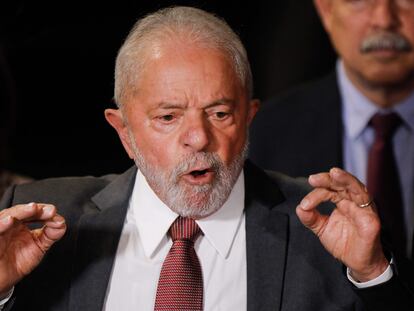 Lula, presidente electo, habla este miércoles con la prensa tras reunirse con las cúpulas del Poder Legislativo y Judicial en Brasilia.