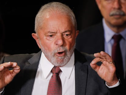 Lula, presidente electo, habla este miércoles con la prensa tras reunirse con las cúpulas del Poder Legislativo y Judicial en Brasilia.