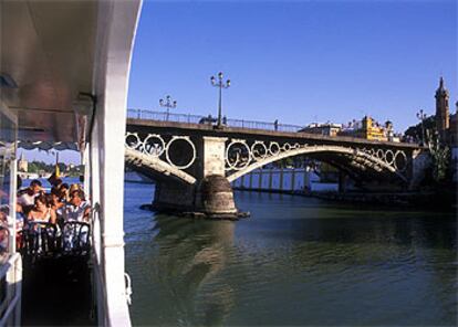 El puente de Isabel II, en Sevilla, fue tendido sobre el Guadalquivir en 1852 para unir el barrio de Triana con el centro.