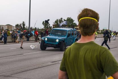 Un vehículo todoterreno intenta atropellar a los manifestantes que han cortado la autovía I-225 en Aurora (Colorado) para protestar por la brutalidad policial.