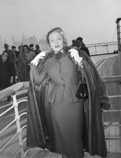 Marlene Dietrich, vestida de Dior, en el 'Queen Elizabeth'.