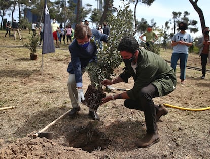 El alcalde de Madrid, José Luis Martínez-Almeida y Fernando Ojeda plantan una encina en el Parque de La Ventilla, a 19 de abril de 2021 en Madrid.