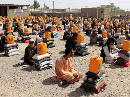 Cientos de personas reciben ayuda humanitaria de la organización benéfica musulmana Ummah en Kandahar (Afganistán) el 5 de abril de 2018.  