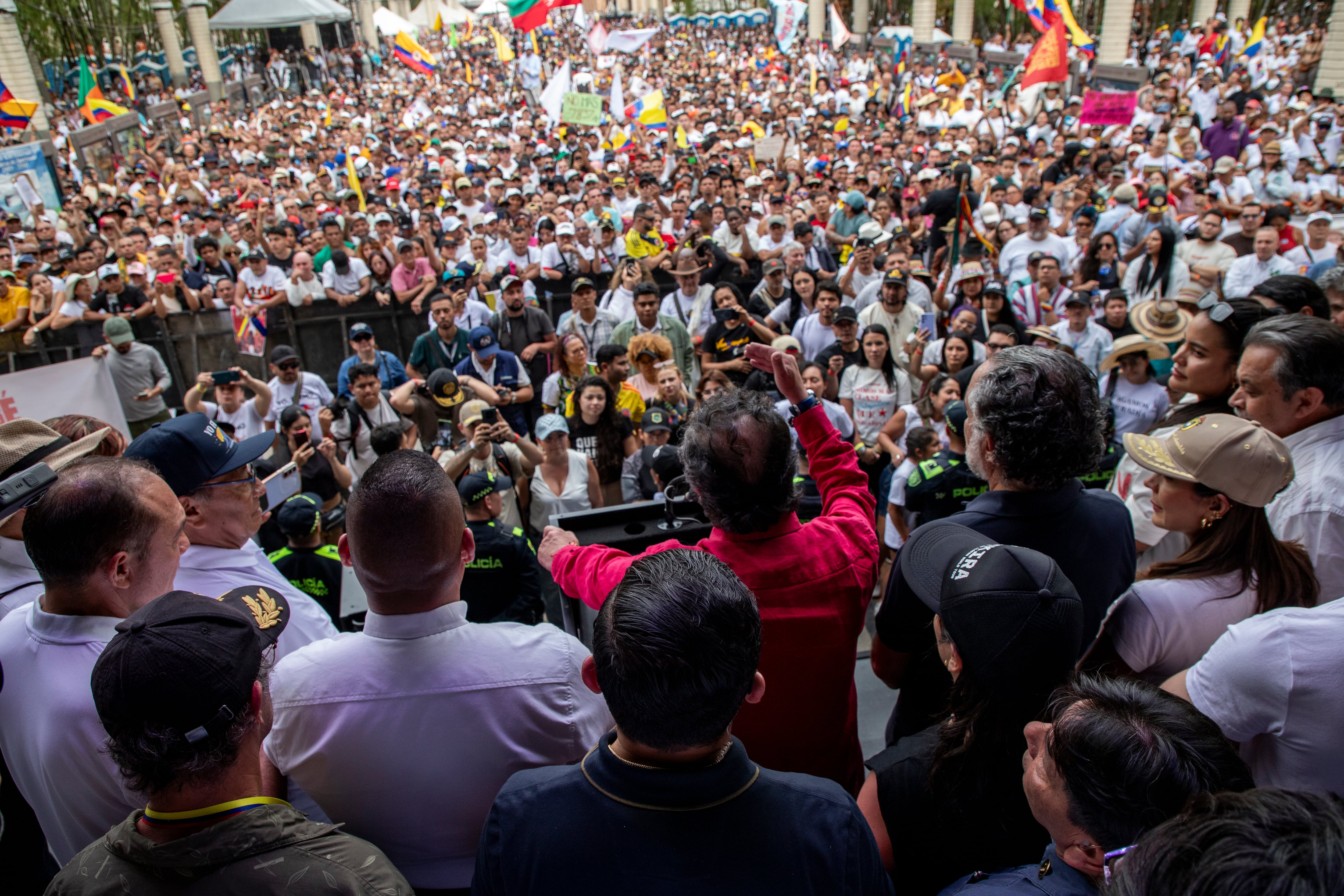 Petro habla a sus simpatizantes, en Medellín, este viernes.