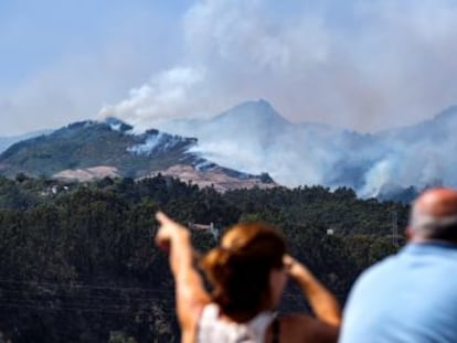 El fuego ha obligado a desalojar a más de 5.000 personas en la isla y afecta a 3.400 hectáreas
