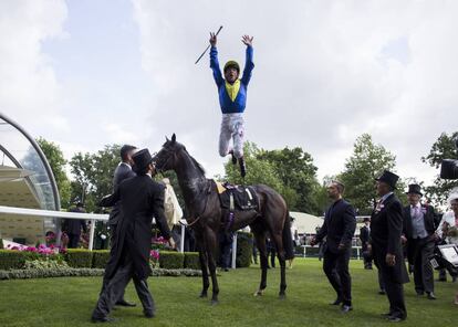 El jinete Frankie Dettori celebra su victoria después de ganar la Carrera Rey Eduardo VII de la competición Royal Ascot, celebrebada en Londres, Reino Unido.