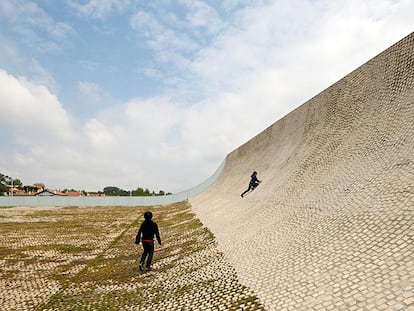 Holl en Biarritz: surfeando el cemento blanco